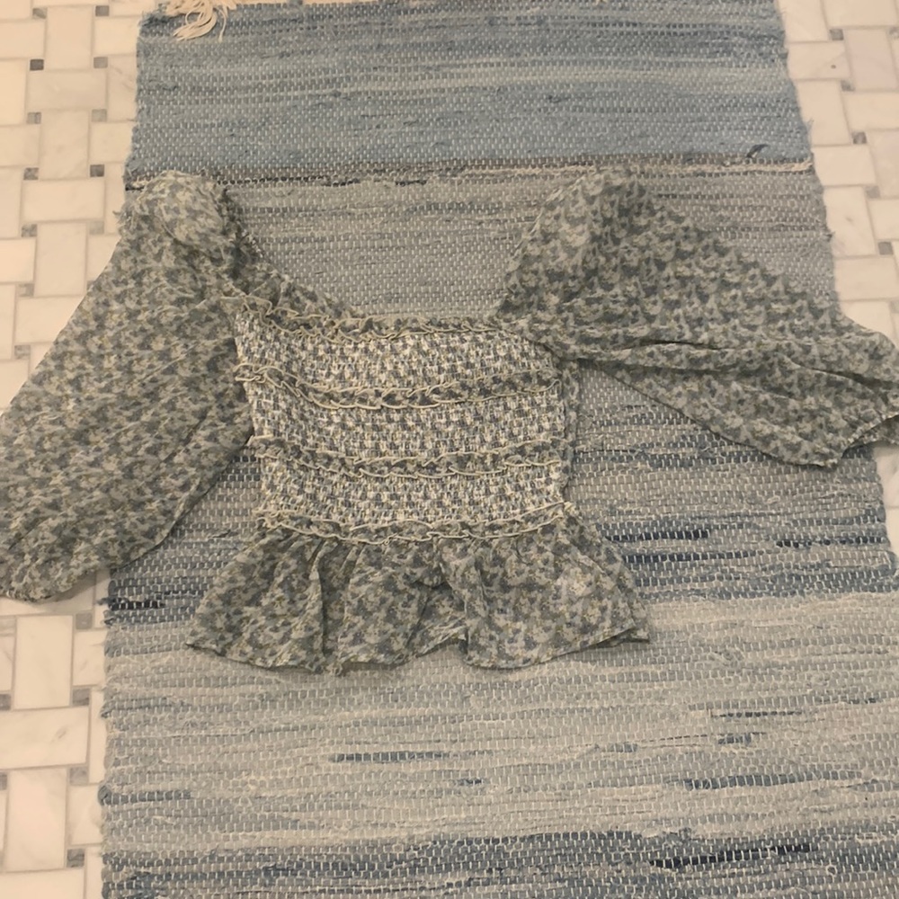 This is a NEVER WORN ASTR The Label long, puff sleeve top.